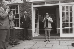 1977: Comedian and club member Ronnie Corbett opens the clubhouse extension
